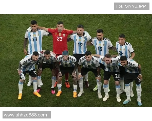 足球巨星赛后欢聚举杯共饮展现兄弟情谊场面温馨感人