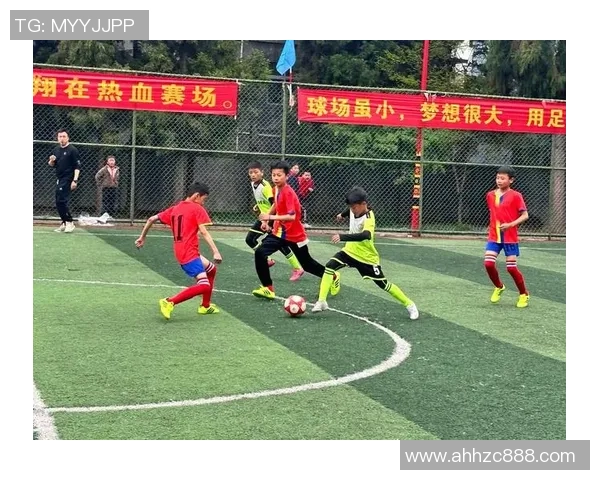 帅气足球明星展现英俊风采动感十足,完美诠释运动魅力与青春气息 帅气足球明星展现英俊风采动感十足,完美诠释运动魅力与青春气息